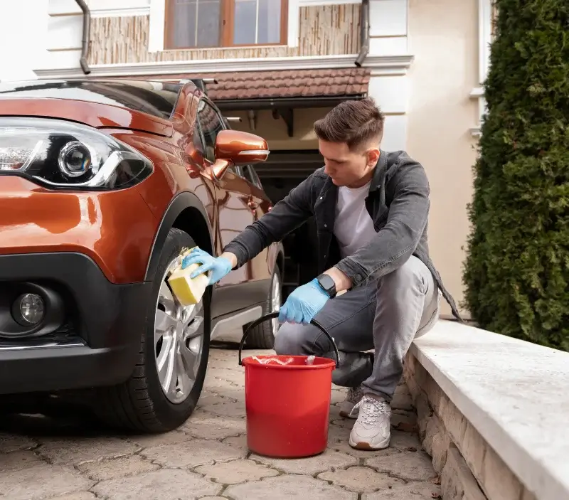 Lavage auto à domicile Le Bouchet-Saint-Nicolas : professionnel intervenant sur un véhicule